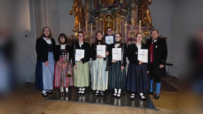 Anke Hierl (links), Erste Vorsitzende der Musikkapelle Gelting, zeichnete zusammen mit Dirigent Günther Schuler jun. (rechts) die erfolgreichen Prüflinge aus.  (Foto: Musikkapelle Gelting)