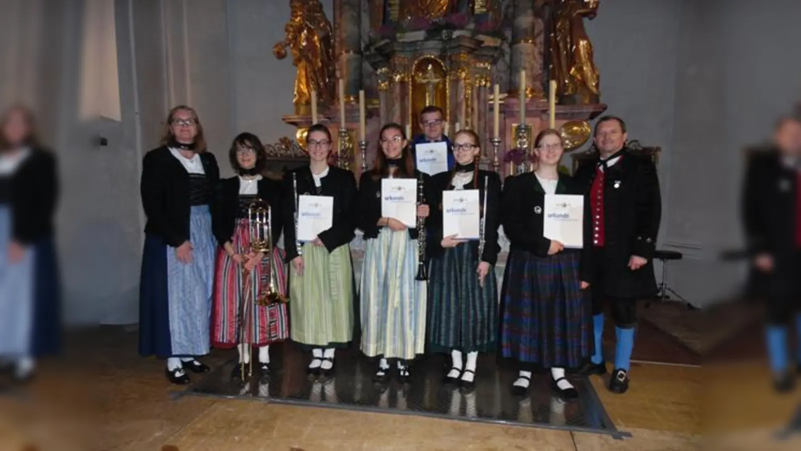 Anke Hierl (links), Erste Vorsitzende der Musikkapelle Gelting, zeichnete zusammen mit Dirigent Günther Schuler jun. (rechts) die erfolgreichen Prüflinge aus.  (Foto: Musikkapelle Gelting)