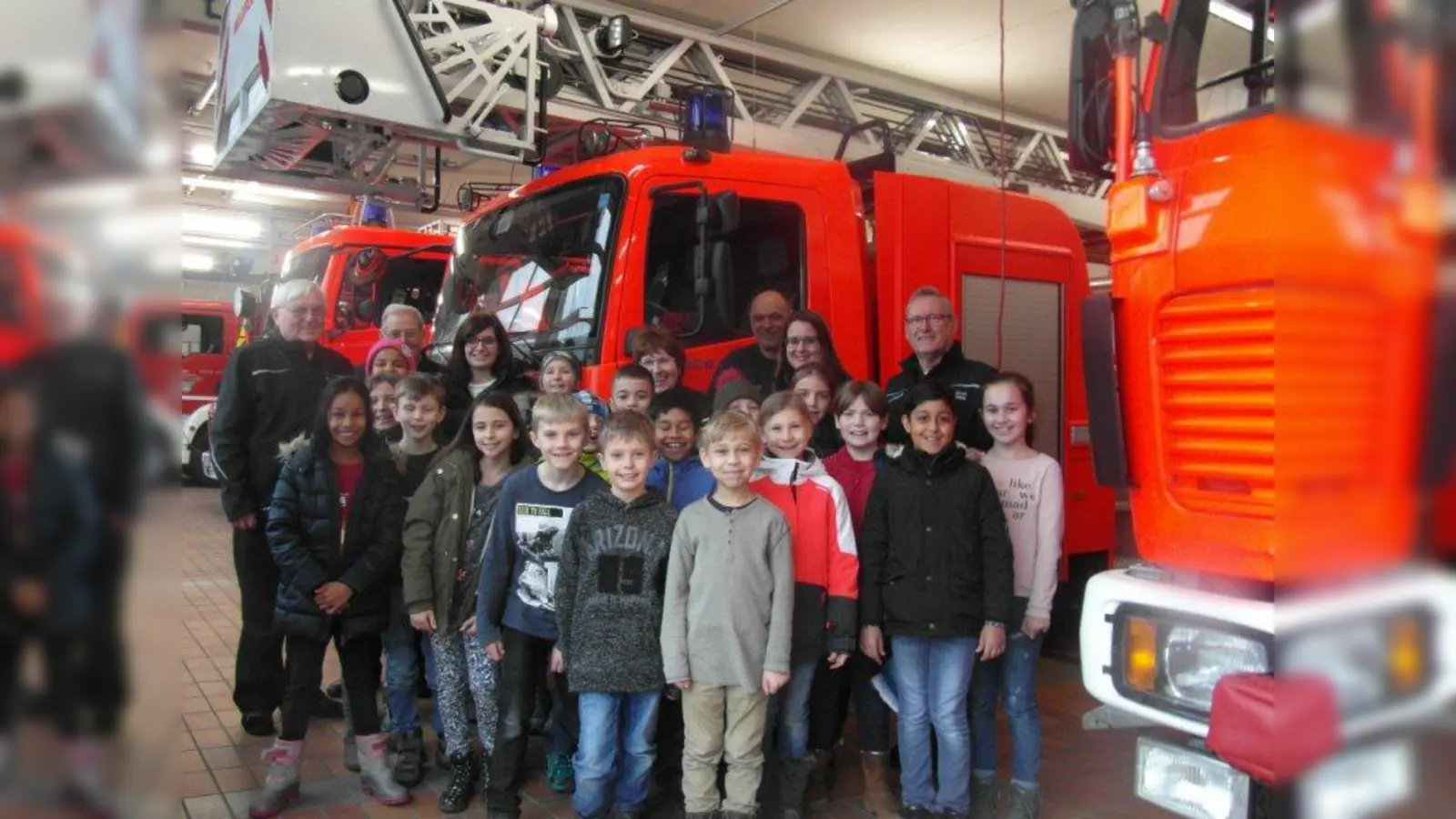 Die Klasse 3b der Kirchenschule Germering besuchte die Freiwillige Feuerwehr Germering. Dort konnten die Schüler sich genau ansehen, wie eine Fettexplosion gelöscht wird, wie das Innenleben eines Feuerwehrfahrzeuges aussieht und wie man Brände richtig vermeidet. Regelmäßig veranstaltet die Freiwillige Feuerwehr Germering solche Treffen im Rahmen der Brandschutzerziehung. (Foto: FFW Germering)