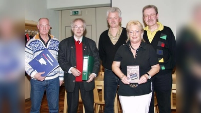 Mit Recht stolz auf den neuen Kunstrasenplatz sind: (von links) vom Hauptverein Vizepräsident Herbert Böck und Präsident Hansjoachim Reder sowie von der Fußballabteilung die Abteilungsleiter Christian Maile und Theresia Böck sowie Kassier Jürgen Riedel. (Foto: Eva Schraft)