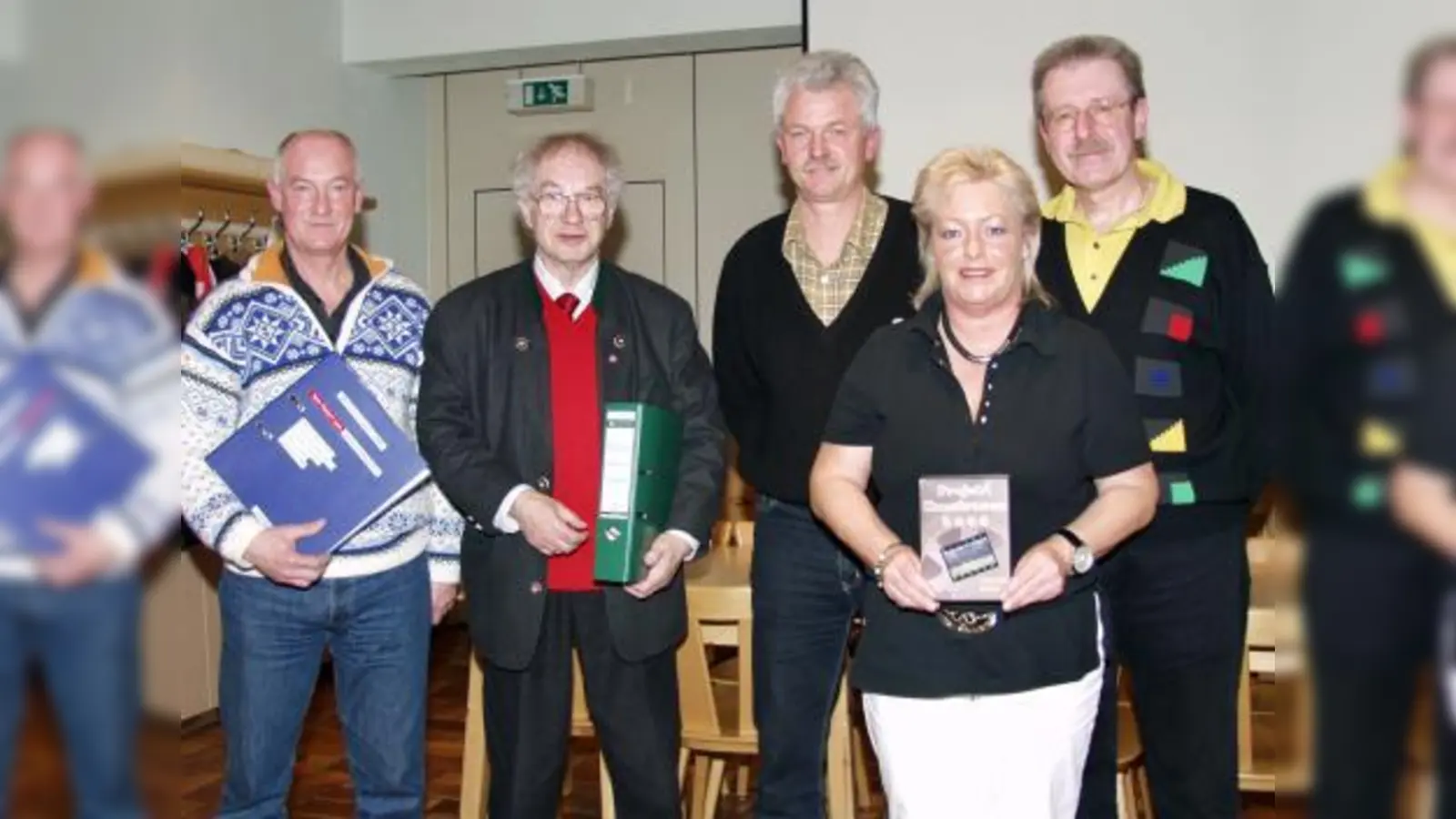 Mit Recht stolz auf den neuen Kunstrasenplatz sind: (von links) vom Hauptverein Vizepräsident Herbert Böck und Präsident Hansjoachim Reder sowie von der Fußballabteilung die Abteilungsleiter Christian Maile und Theresia Böck sowie Kassier Jürgen Riedel. (Foto: Eva Schraft)