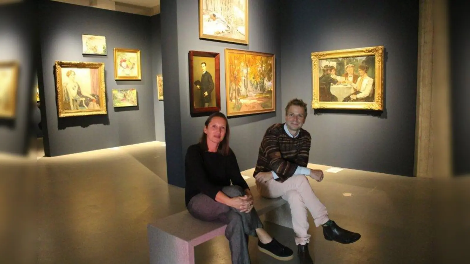 Für Museumsleiter Benjamin Tillig und Kunsthistorikerin Katja Sebald ist die Ausstellung „Malerisch - Villen und Künstler am Starnberger See” etwas ganz Besonderes. (Foto: Stadt Starnberg)