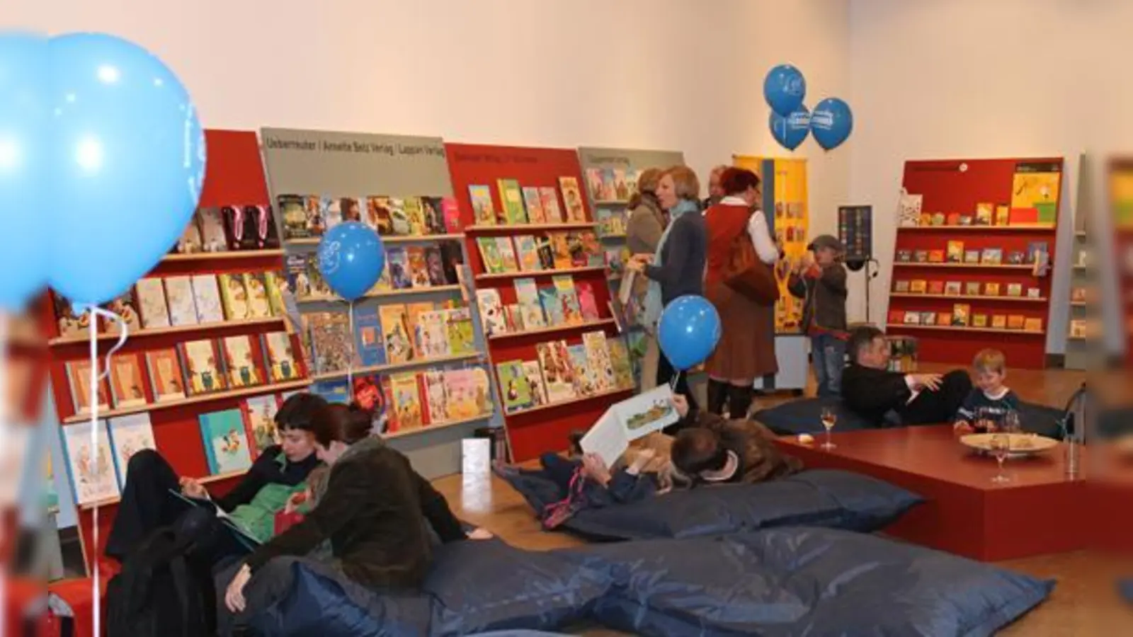 Bei der Bücherschau können sich die Kinder einfach die Bücher aus der Ausstellung nehmen und drin schmökern.	 (Foto: © Münchner Bücherschau)