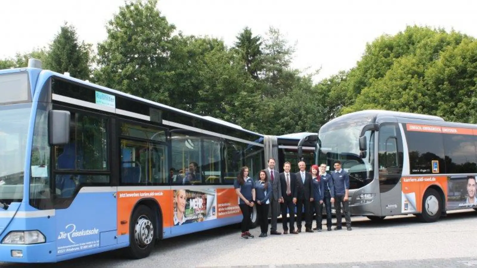 Freuen sich über eine erfolgreiche Kampagne: Die ALDI SÜD Azubis Carola Reinhardt (l.), Konstantina Tilegrafidis (2.v.l.), Kristine Aide (3.v.r.), Alexander Wesinger (2.v.r.) und Wahid Ghanizada (r.) zusammen mit Oliver Barth (Bayerische Verkehrswerbung, 3.v.l.), Thorsten Beier (Leiter Verkauf ALDI SÜD Regionalgesellschaft Eichenau, 4.v.l.) und Ralf Keckeis (Regionalverkaufsleiter und Projektleiter Recruiting ALDI SÜD Regionalgesellschaft Eichenau). (Foto: sb)