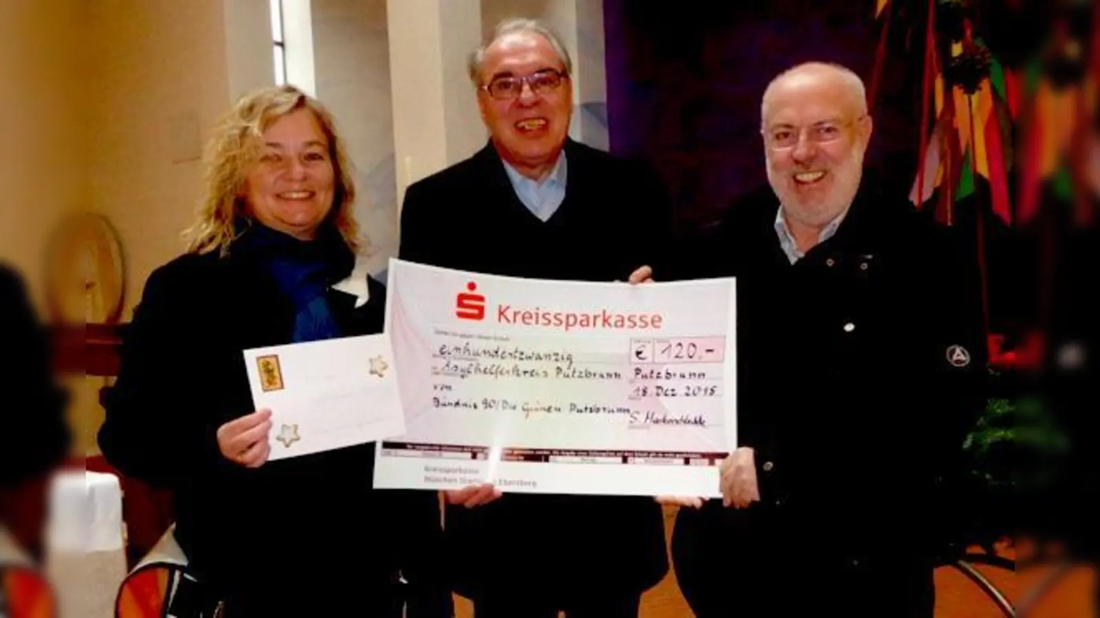 Diakon Karl Stocker dankte für die Spende der Putzbrunner Grünen für den Helferkreis Asyl, überreicht durch die Gemeinderäte Volker Rentschler und Sybille Martinschledde. 	 (Foto: VA)