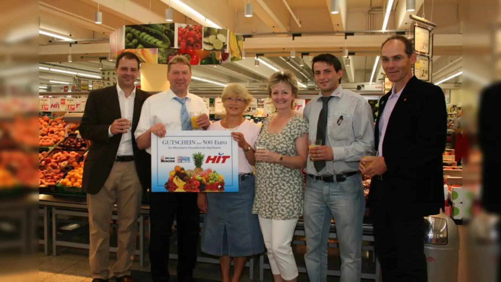 Luise Helmich (3. v. l.) ist zur nettesten Nachbarin Münchens gekürt worden. Ihr gratulieren: Volkmar Vatter (Münchner Wochenanzeiger), Hit-Regionalleiter Ralph Ulbricht, ihre Nachbarin Gabriele Meergans, der stellv. Hit-Marktleiter Mustafa Yolco und Roland Binder von den Münchner Wochenanzeigern. (Foto: Woschée)