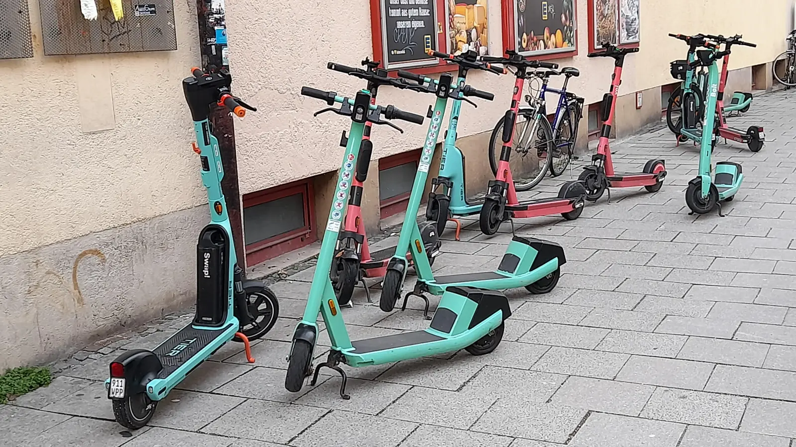 Regelmäßig ärgern sich Bürger über kreuz und quer abgestellte E-Roller. Eigene Stellplätze könnten nach Ansicht des Bezirksausschusses für mehr Ordnung sorgen. (Foto: Beatrix Köber)
