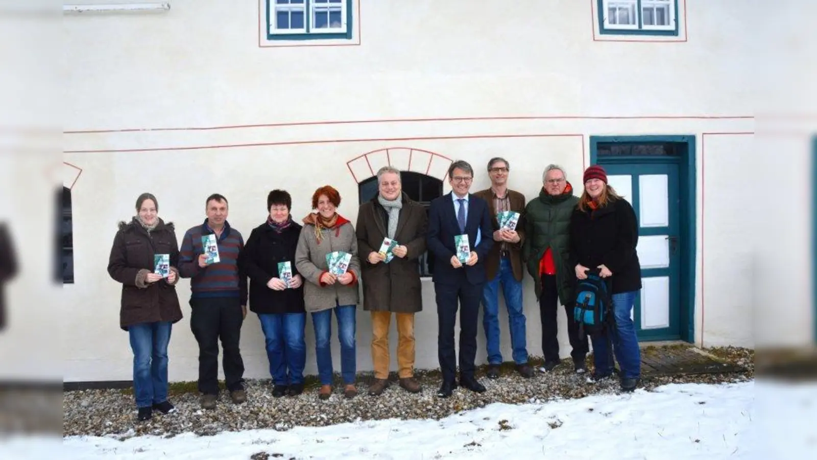 Freuen sich auf die neue Saison, v.l.: Stefanie Oberhofer (LRA FFB), Heinrich Widmann (Jexhof), Danja Jais (LRA FFB), Ruth Strähhuber (Jexhof), Dirk Hoogen (Sparkasse FFB), Landrat Thomas Karmasin, Dr. Reinhard Jakob (Leiter Jexhof), Günter Mayr (Förderverein Jexhof) und Claudia Müller (Verein Mensch und NaTour). (Foto: Bauernhofmuseum Jexhof)