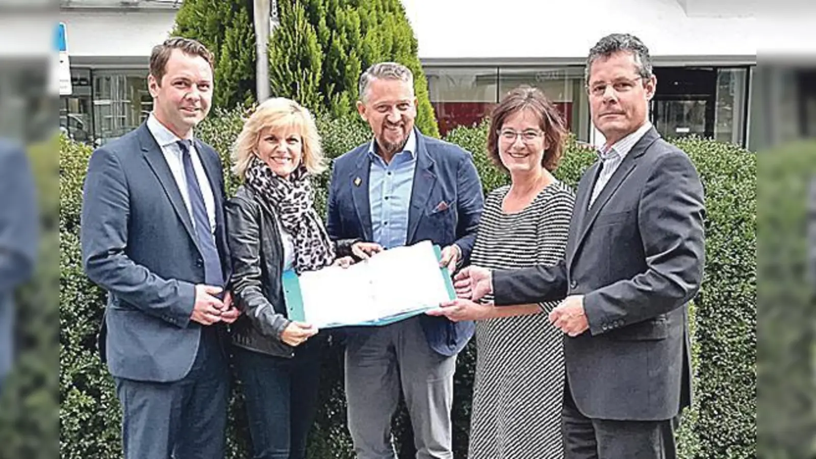 Andreas Lenz, Daniela Ludwig, Thomas Huber mit Susanne Höpler und Benjamin Kania (v. li.). 	 (Foto: AK Bahnlärm)