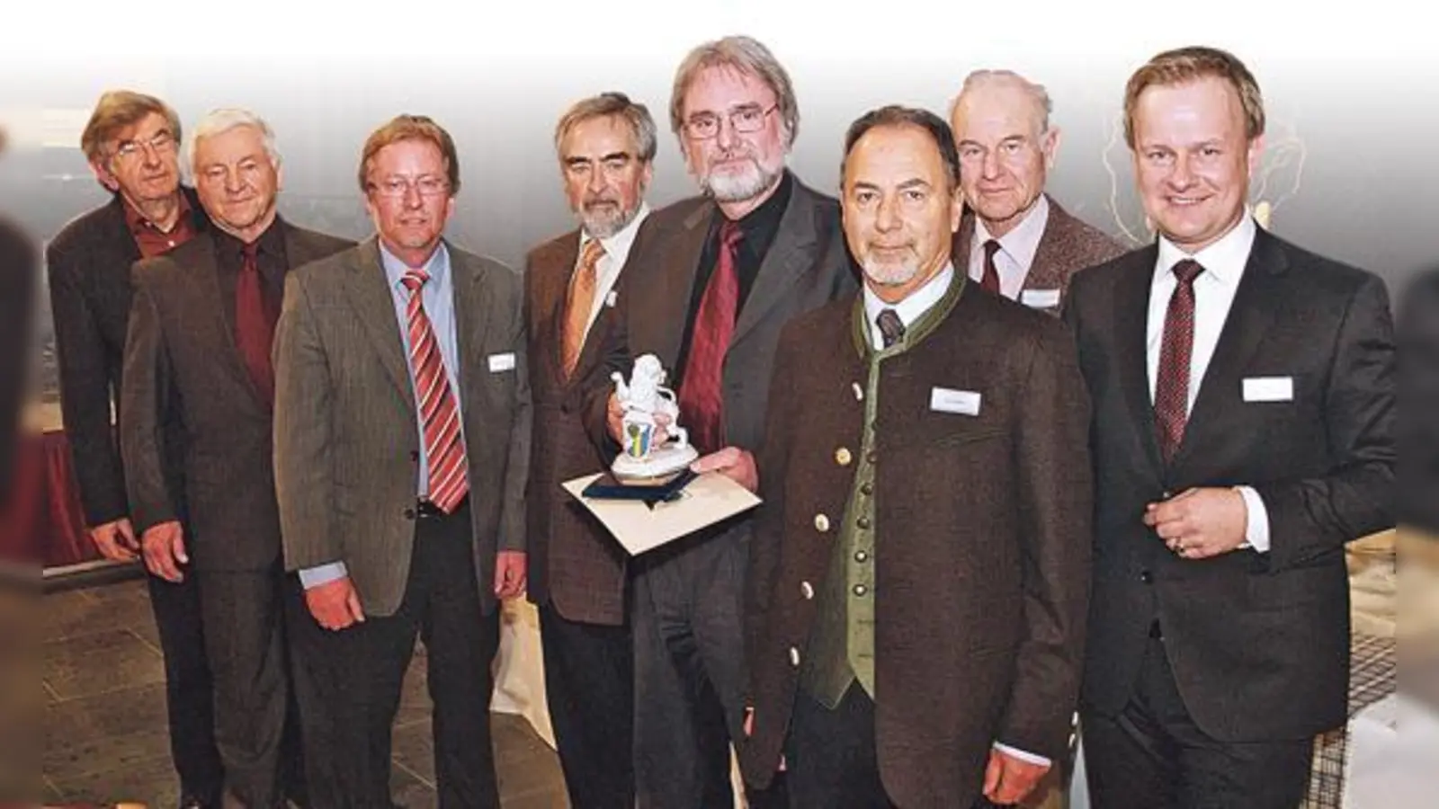 2011 wurde die Gruppe »Energiewende Vaterstetten« für ihre wertvolle Arbeit beim Neujahrsempfang der Gemeinde Vaterstetten geehrt. Bürgermeister war damals noch der heutige Landrat Robert Niedergesäß (rechts).  (Foto: Energiewende Vaterstetten)