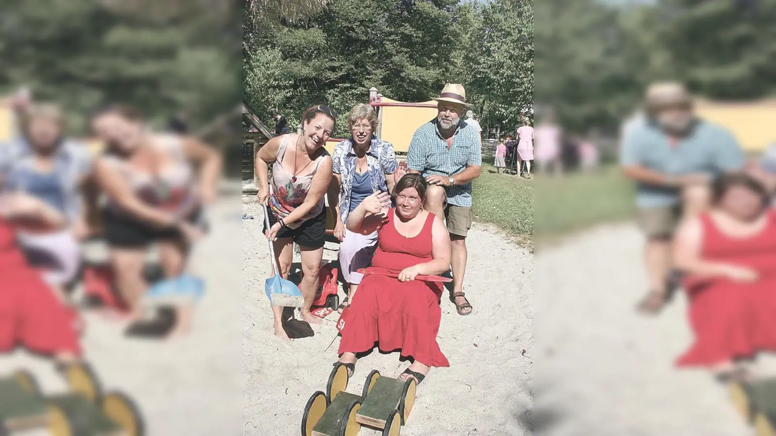 Claudia Drosdowski (sitzend) ist die Spielplatzpatin. Die Moosacher SPD feierte bei einem Spielplatzfest mit Diana Stachowitz, Hannelore Schrimpf und Gerhard Wimmer (v. l.) die Verschönerung.	 (Foto: ws)