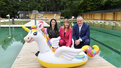 Am Eröffnungstag schaute sogar ein schwimmendes Einhorn bei Nicole Gargitter (Bäderchefin SWM), Dr. Gabriele Jahn (Geschäftsführerin Bäder, SWM) und Dr. Christian Scharpf (Stadt München) vorbei. <br> (Foto: © SWM, Marcus Schlaf)