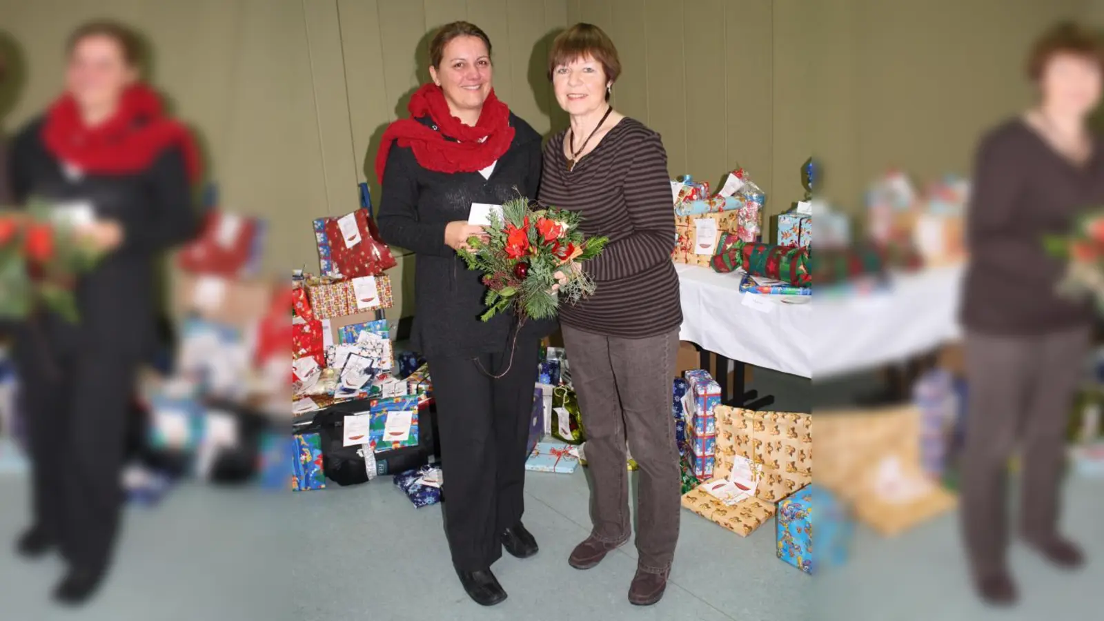Die Leiterin des Blindeninstituts, Karin Stecher-Stepp (li.), bedankte sich bei Ute Bohns, Mitarbeiterin im Nymphenburger Schuhhaus, für die tollen Weihnachtsgeschenke. (Foto: sb)