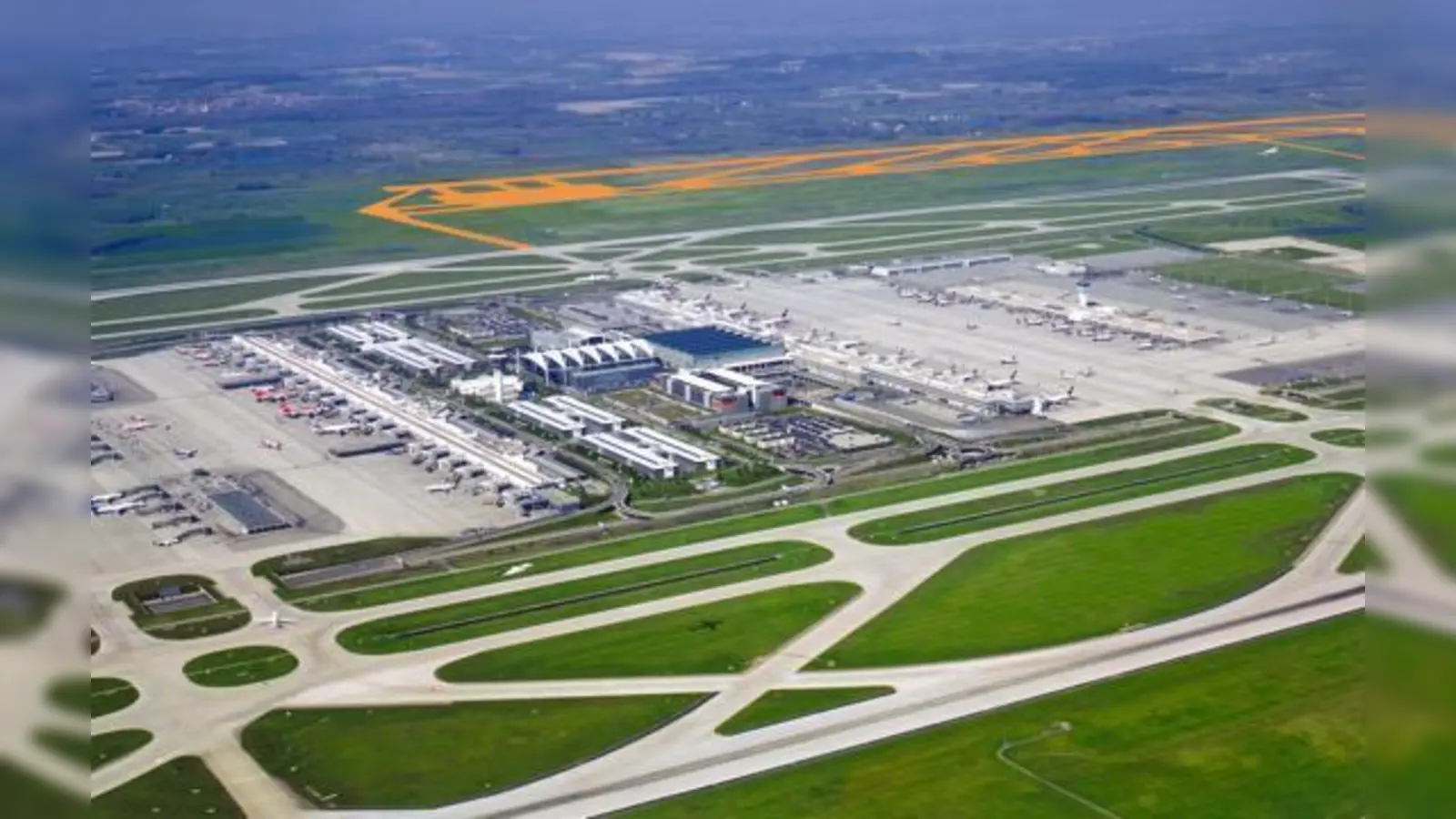 Die dritte Startbahn gibt es nur als Andeutung  zum Ärger der politischen Befürworter, die sich am Widerstand der Bürger die Zähne ausbeißen.	Foto: Werner Hennies,  (Simulation: FMG)