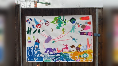 Phantasiegeschöpfe, die auf Blumen balancieren, Planeten oder Glücksdrachen mit coolen Sonnenbrillen: am Gräfelfinger Bauzaun gibt es viel zu entdecken. (Foto: Luzi Gross)