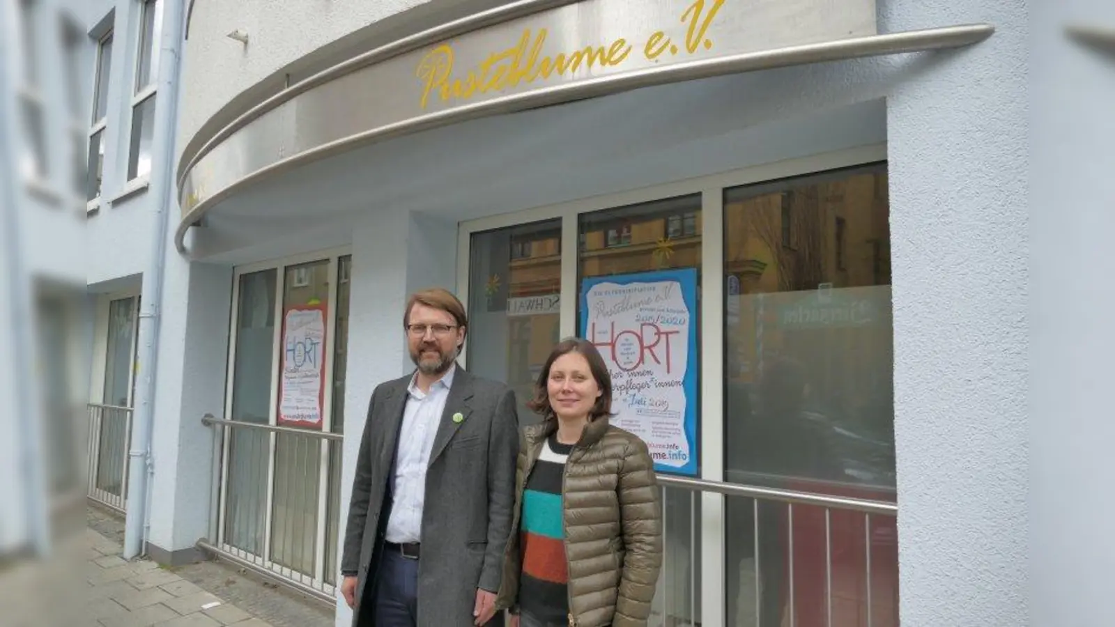 Florian Kraus, Hortvorstand der Elterninitiative Pusteblume e.V., und Erzieherin Simone Stadler vor dem Kindergarten in der Schwanthalerstraße. (Foto: ds)