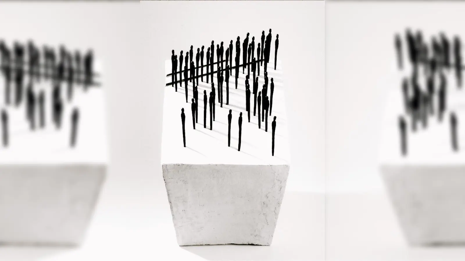 Mahnmal für Poing: Abstrakte Figuren mit einer Eisenbahnschiene auf einem Betonsockel.	 (F.: Gemeinde)