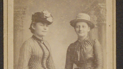 Doppelporträt von Franziska zu Reventlow (rechts) und Anna Petersen, aufgenommen 1890 im Fotostudio A. Duvez.  (Foto: Preetz, Münchner Stadtbibliothek / Monacensia, FR F 38-1)