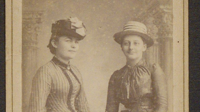 Doppelporträt von Franziska zu Reventlow (rechts) und Anna Petersen, aufgenommen 1890 im Fotostudio A. Duvez.  (Foto: Preetz, Münchner Stadtbibliothek / Monacensia, FR F 38-1)