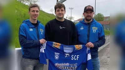 Thomas Zimmermann (Mitte) wechselt als Torhüter zu den Nature Boyz. Manfred Guggemos (links) und Martin Burger hießen den ehemaligen Peißenberger im Team willkommen. (Foto: Elisabeth Schönberger)