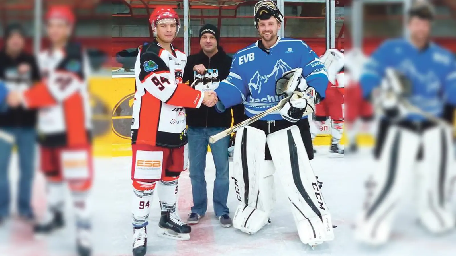 Dreifach-Torschütze Raphael Kaefer auf Seiten der Rot-Weißen und Gästekeeper Stefan Quintus waren die »Spieler des Tages«.	 (Foto: smg / CU)
