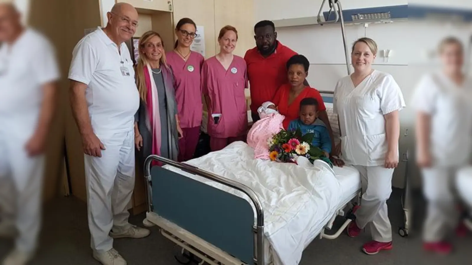  Das 1000. Neuperlacher Kindl ist ein Mädchen. Gemeinsam freuen sich (v. l.): Dr. Alexander Stadler, Dr. Anneliese Monika Berg, Ines Reinisch, Dr. Verena Plehn, Ärztin, Familie Igbinosa und Christa Dengel-Lederer. 	 (Foto: VA)