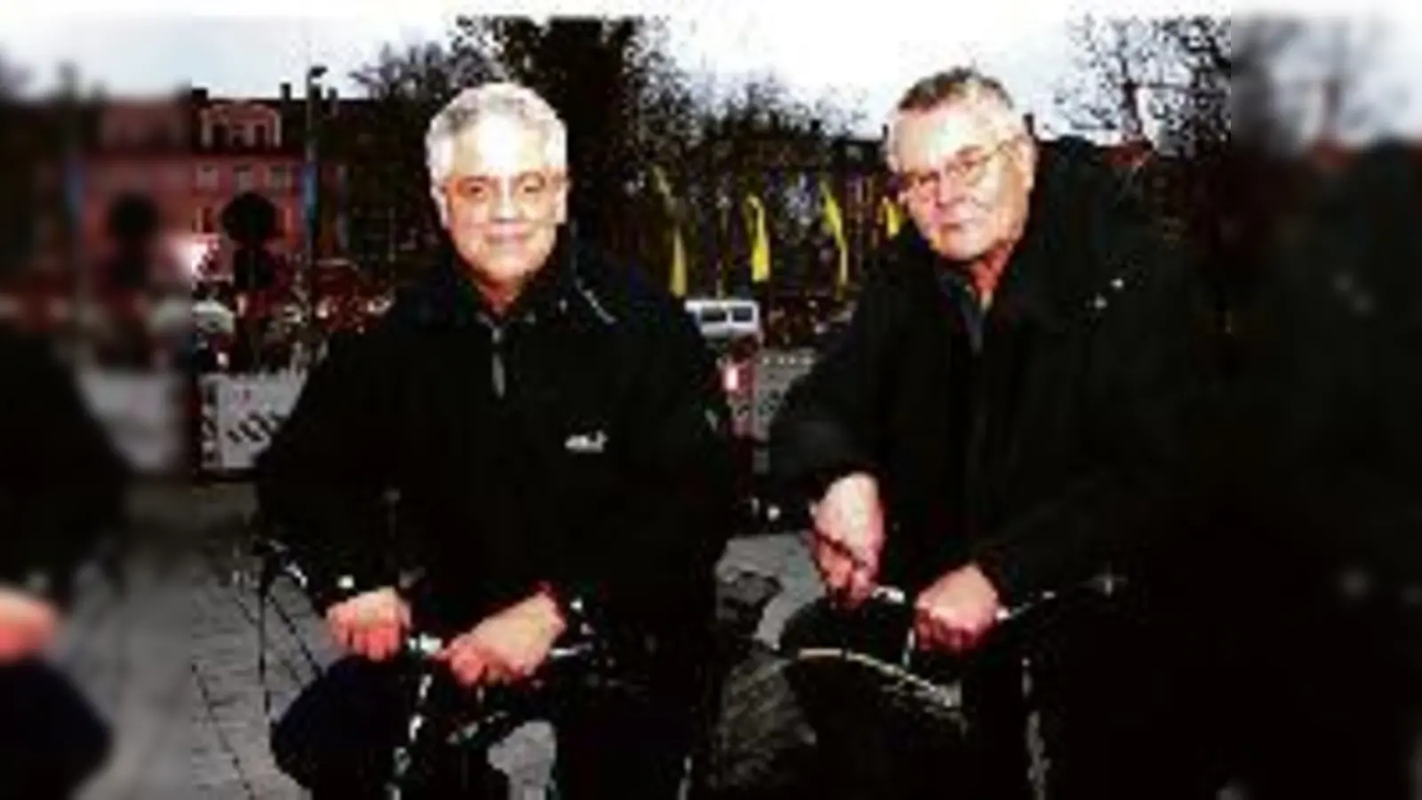 Sportlich radeln Walter Klein (l.) und Werner Lederer-Piloty ins neue Jahr. Eines der Projekte 2009, die Radwegverbindung zwischen Englischem Garten und Olympiapark, soll über die Clemensstraße führen.  (Foto: ko)