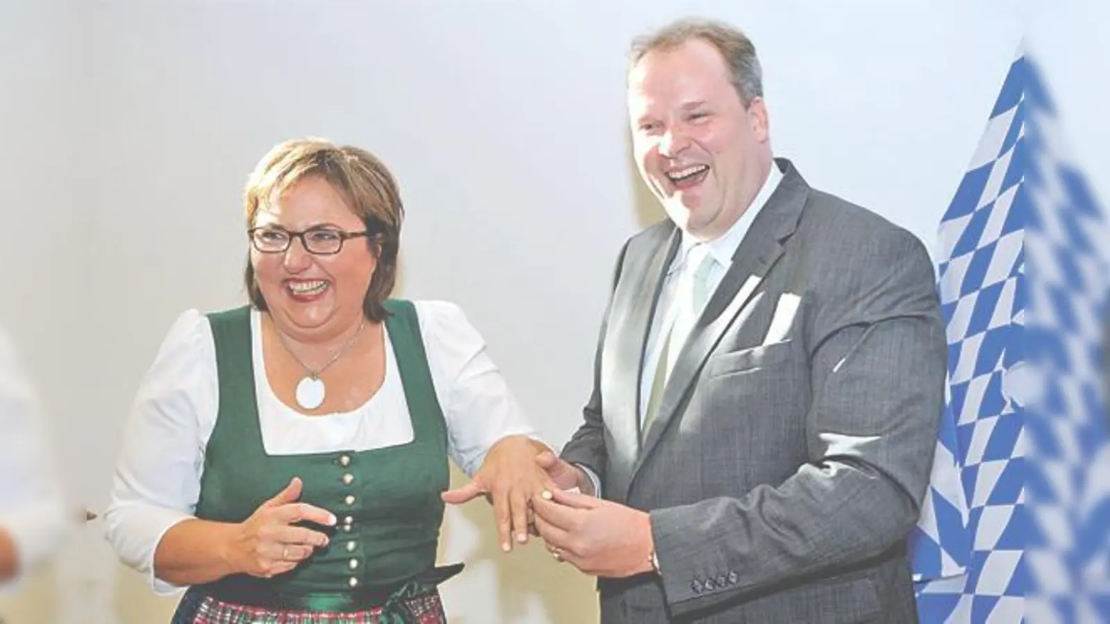 Landrat Christoph Göbel steckte der ehemaligen Kreisrätin Barbara Kraft-Heinik den goldenen Ehrenring des Landkreises München an. 	 (Foto: LRA München)