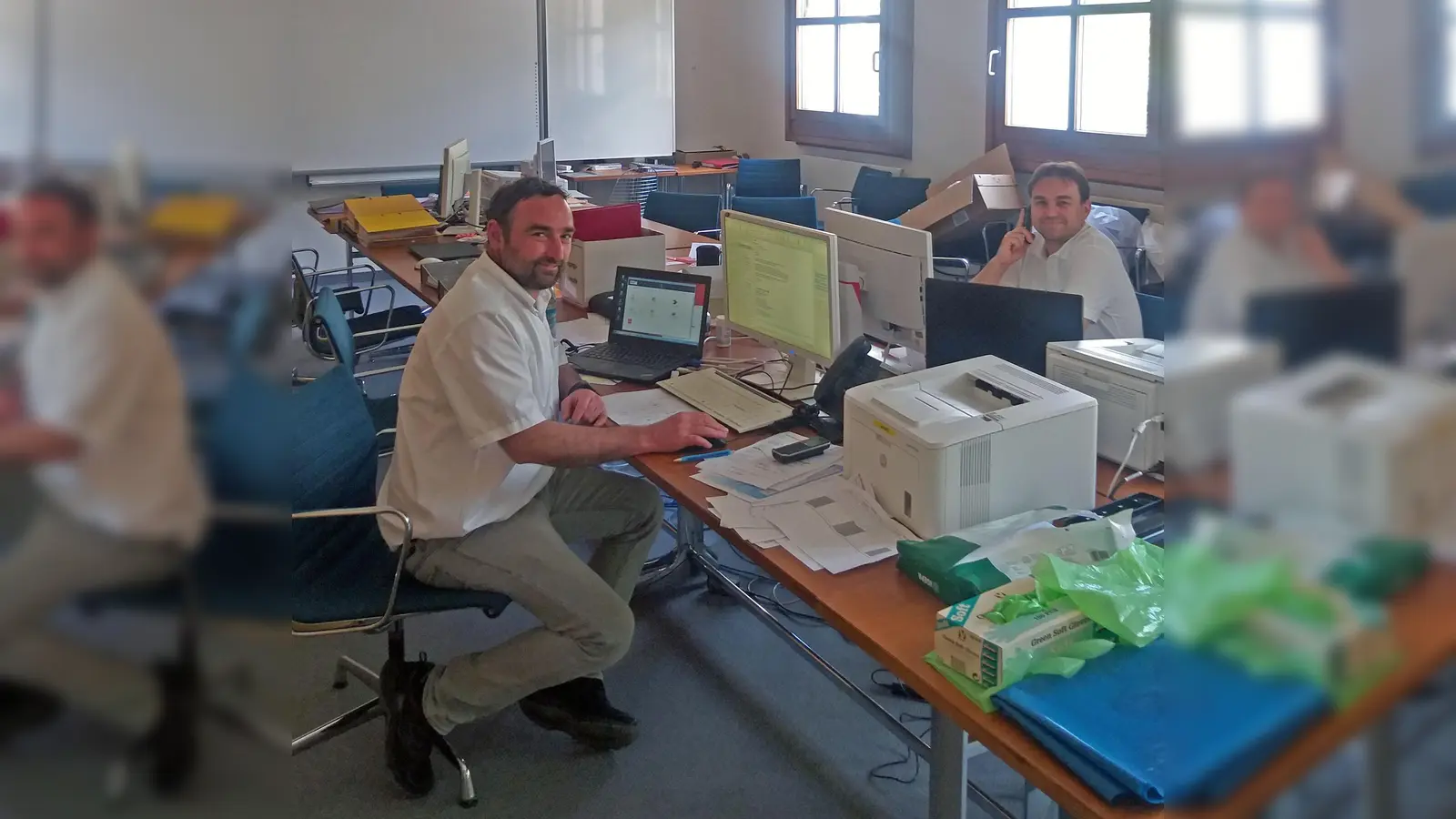 Rupert Mangstl und Leonhard Brummer (von links) arbeiten in der Führungsgruppe Katastrophenschutz des Landkreises Erding mit. (Foto: FüGK)