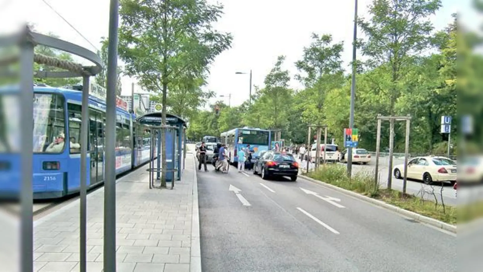 Am Klinikum Bogenhausen wird eine vorgeschaltete Ampel installiert, so dass bei Einfahrt einer Tram Autos bei Rot anhalten müssen. 	 (Foto: hgb)