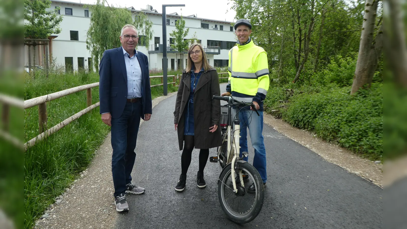 Freuen sich über die Erneuerung des Radwegs (von links): Weilheims 1. Bürgermeister Markus Loth, Stadtbaumeisterin Katrin Fischer und Radverkehrsbeauftragter Stefan Frenzl. (Foto: Weilheim i. OBB)