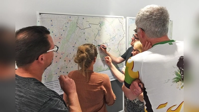 Sehr diskussionsfreudig und engagiert zeigten sich die rund 40 Teilnehmer der Bürgerwerkstatt in Kirchheim zum geplanten Radschnellweg. (Foto: Landratsamt München)