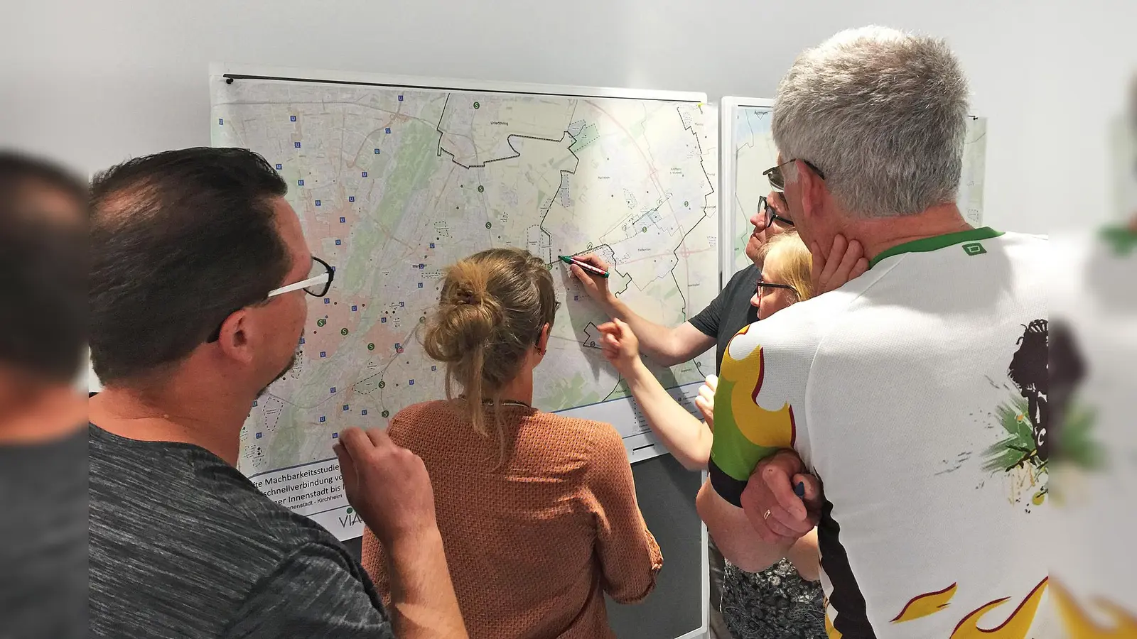 Sehr diskussionsfreudig und engagiert zeigten sich die rund 40 Teilnehmer der Bürgerwerkstatt in Kirchheim zum geplanten Radschnellweg. (Foto: Landratsamt München)