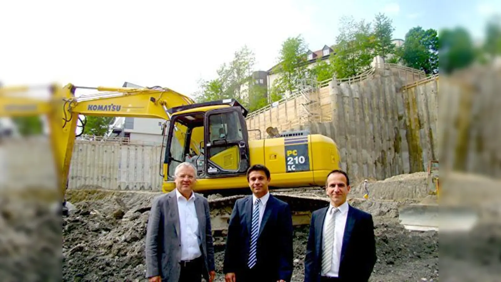 Die drei von der Baustelle (v.l.): Walter Brilmayer und die Ten-Brinke-Prokuristen Andreas Kern und Heiko Schröppel sind bisher zufrieden mit den Arbeiten.	 (Foto: Ina Berwanger)
