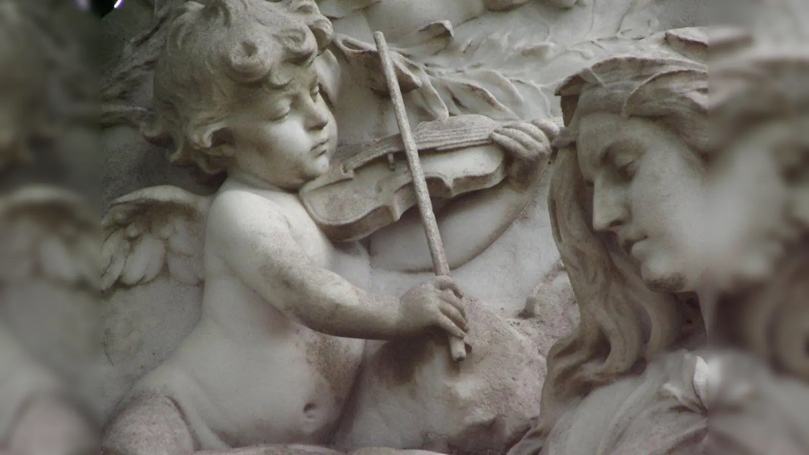 Künstlergräber werden immer gern besucht. Der Wiener Zentralfriedhof, von dem dieses Motiv stammt, ist berühmt dafür. (Foto: Elisabeth Patzal / pixelio.de)