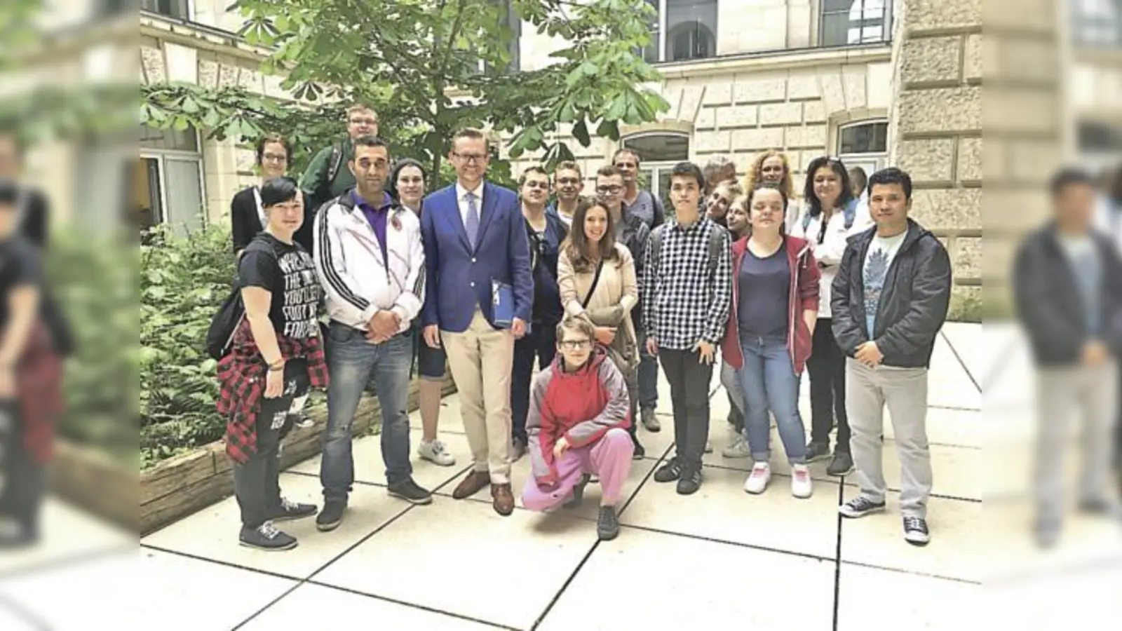 MdB Wolfgang Stefinger (blaue Jacke) mit Schülern des Berufsförderzentrums Hören und Sprache am Kunstwerk »Der Bevölkerung« im Deutschen Bundestag.	 (Foto: Büro Stefinger)