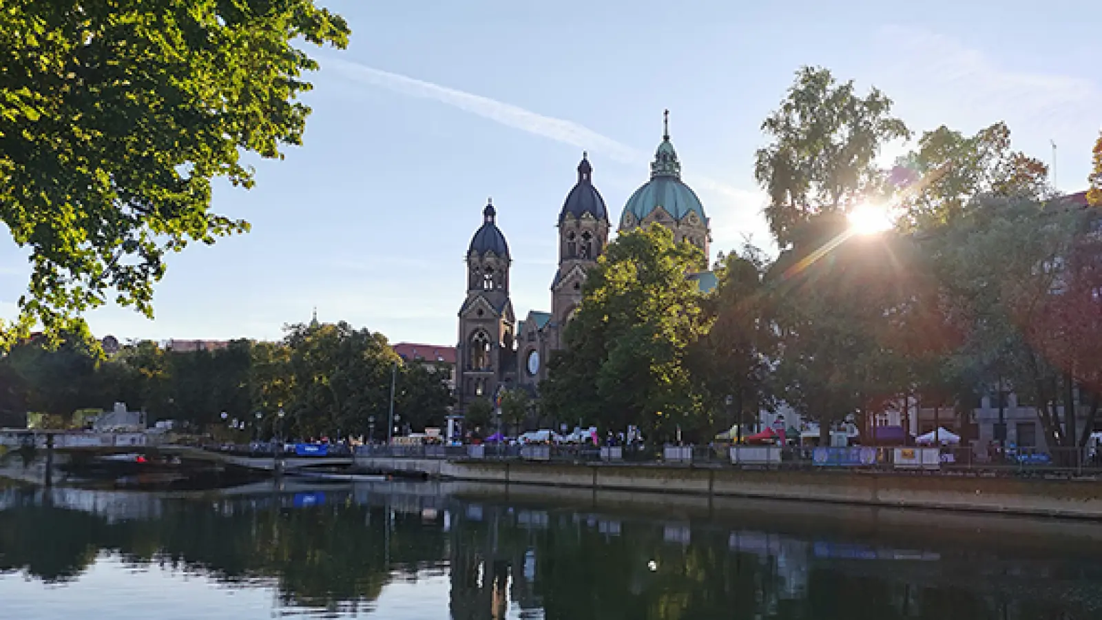 Das Isarufer zwischen Ludwigs- und Maximiliansbrücke wird drei Tage lang wieder zu einer bunten Fest- und Feiermeile für jedermann. (Foto: Isarinselverein)