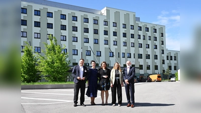 Bei der Einweihungsfeier der neuen München Klinik Harlaching (v.l.): Dr. Tim Guderjahn (Kaufmännischer Geschäftsführer, MüK), Petra Geistberger (Geschäftsführerin/CHRO, MüK), BürgermeisterinVerena Dietl, Gesundheitsministerin Gerlach und Dr. Götz Brodermann (Vorsitzender der Geschäftsführung, MüK). (Foto: München Klinik)