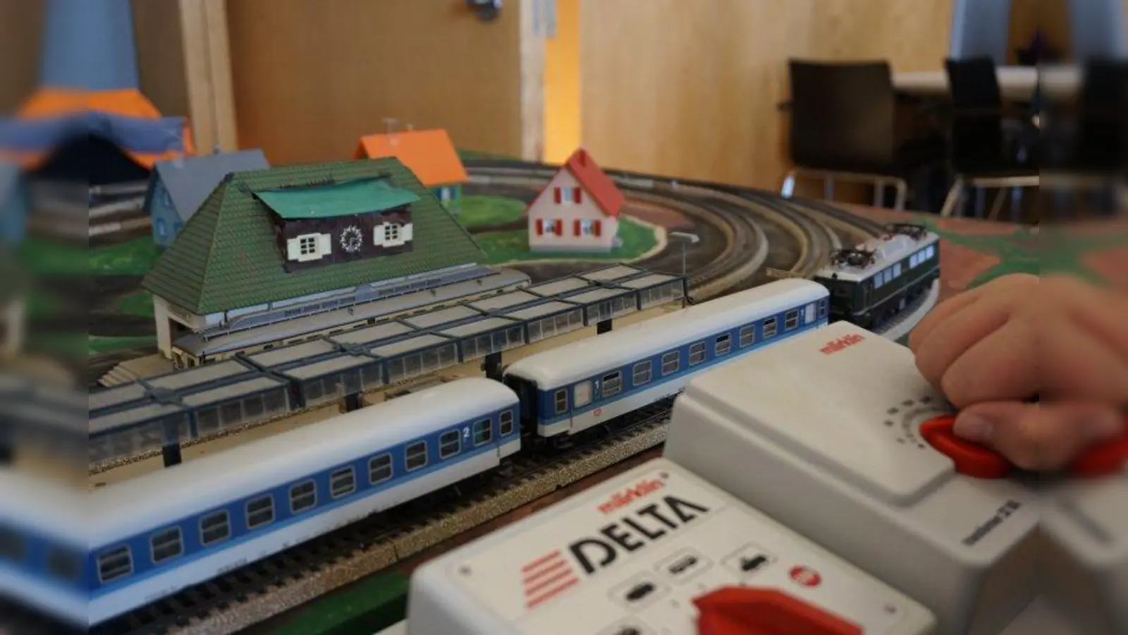 Wie es ist ein Lokführer zu sein konnten die kleinen Besucher auf der Modellbahnausstellung erfahren. (Foto: Modellbahn-Gemeinschaft Germering e.V.)