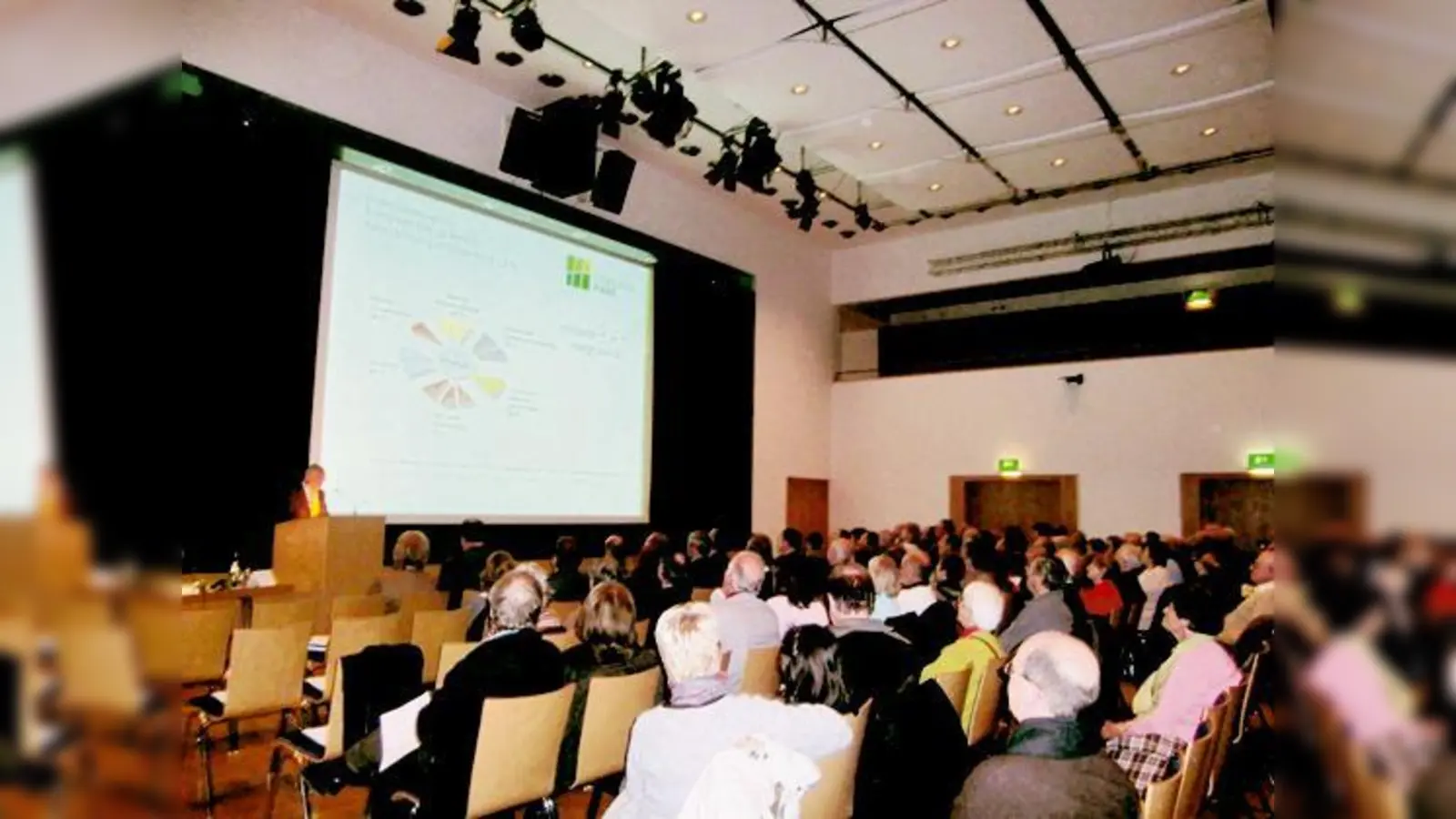 Vor fast voll besetztem Saal legte Haars Bürgermeister Helmut Dworzak die wirtschaftlichen Verhältnisse der Gemeinde dar.   (Foto: HGB)