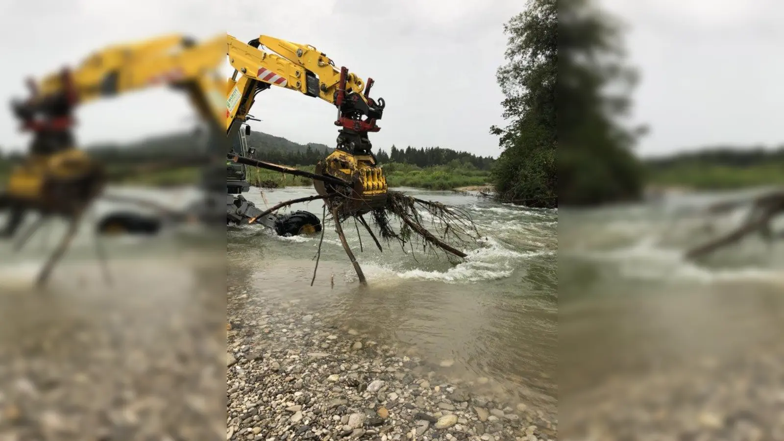 Mit einem Schreitbagger wurde der Baumstamm aus der Isar gehoben. (Foto: Landratsamt München)
