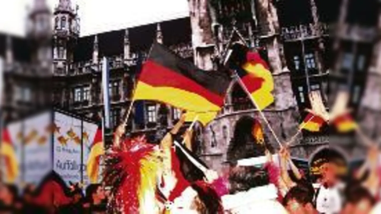 Ein neuer, fröhlicher Patriotismus beherrscht Deutschlands Straßen  zum Beispiel den Marienplatz. Wir werden Weltmeister! Zumindest Weltmeister der Herzen. 	 (Foto: Daniel Köhler)