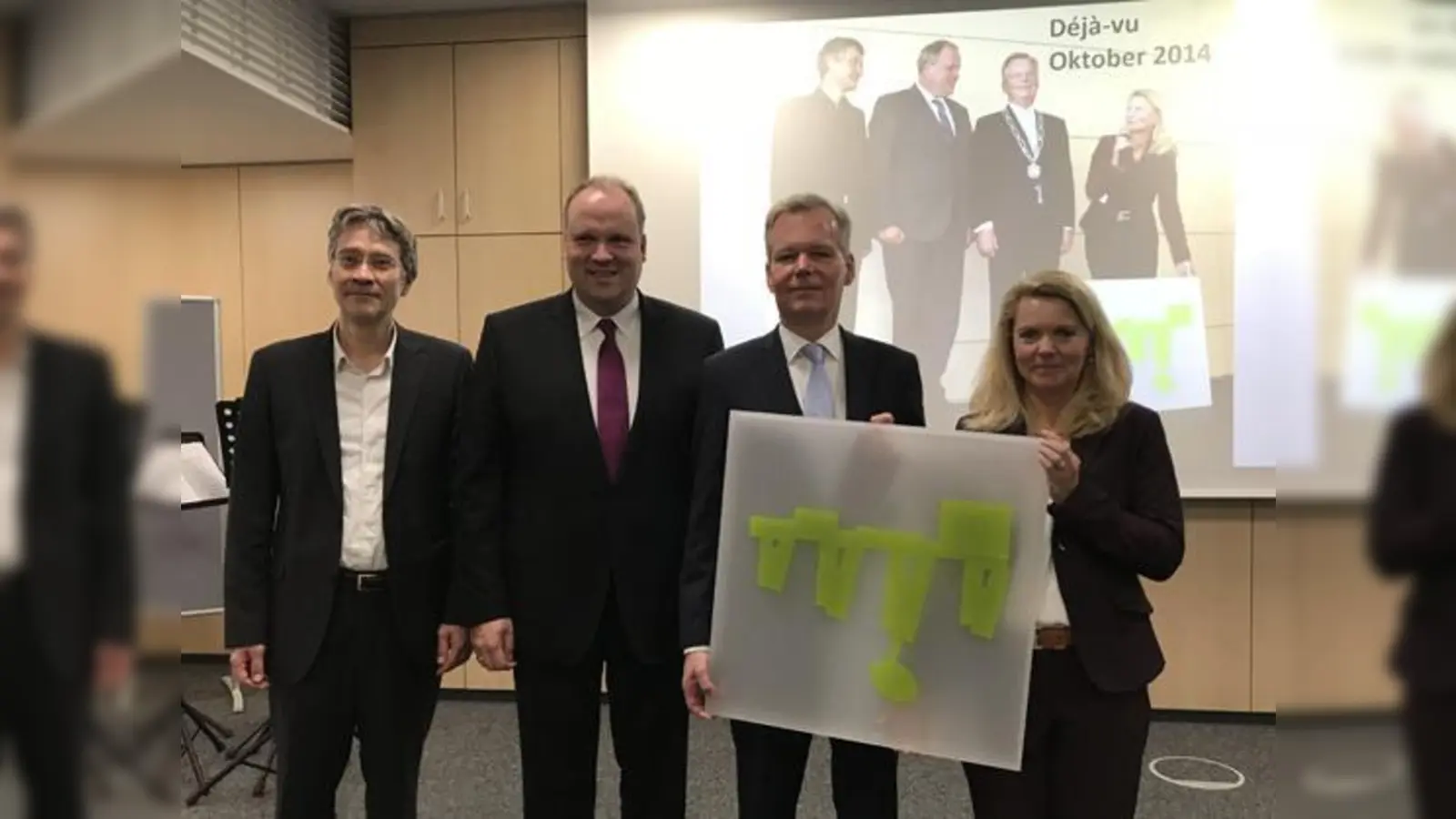 Fast genau vier Jahre nach der Eröffnung durften der Architekt David Reichert, Landrat Christoph Göbel, Bürgermeister Jan Neusiedl und Schulleiterin Birgit Korda (v. l.) die Einweihung der Erweiterung des Grünwalder Gymnasiums feiern.  (Foto: Heike Woschee)