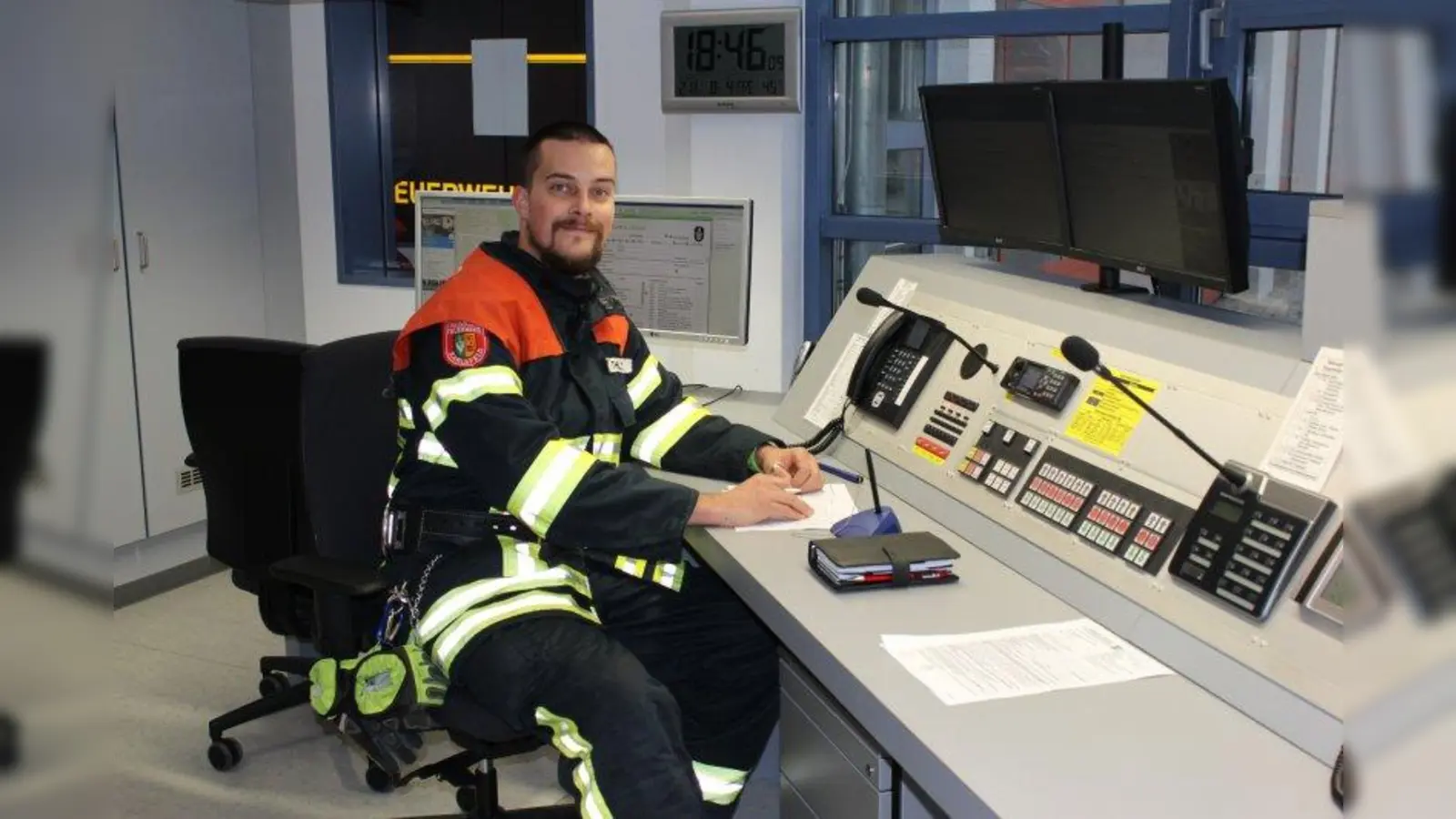 Hauptfeuerwehrmann Thomas Theil in der Einsatzzentrale der Freiwilligen Feuerwehr Karlsfeld. Hier, in der Falkenstraße 32, werden alle Einsätze koordiniert. (Foto: sb)