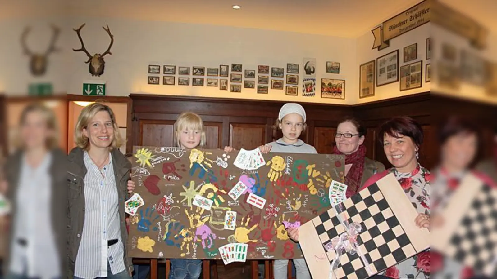 Diana Stachowitz mit Christine Glaser, Claudia Molte und Kindern der Mittagbetreuung.  (Foto: VA)