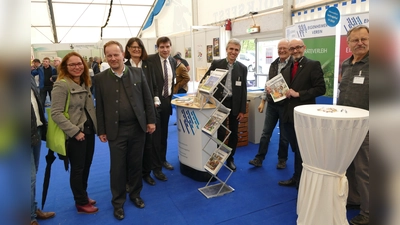 Die Politprominenz informierte sich über die Leistungen der Eigenheimer (v. l.): Landrat Robert Niedergesäß (2. v. l.), Grafings Bürgermeisterin Angelika Obermayr, Eigenheimer-Vorstandsmitglieder Reinhard Schletter, Alexander Marx, Roland Beutel, Hubert Schulze und Ernst Heinze. (Foto: Eigenheimer)