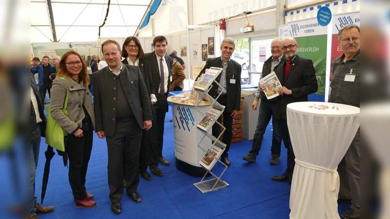 Die Politprominenz informierte sich über die Leistungen der Eigenheimer (v. l.): Landrat Robert Niedergesäß (2. v. l.), Grafings Bürgermeisterin Angelika Obermayr, Eigenheimer-Vorstandsmitglieder Reinhard Schletter, Alexander Marx, Roland Beutel, Hubert Schulze und Ernst Heinze. (Foto: Eigenheimer)