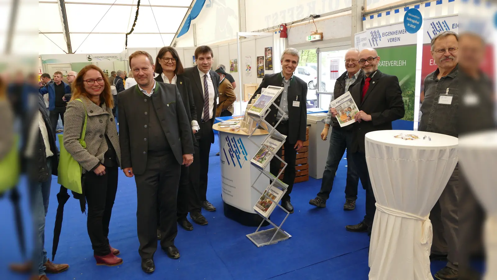 Die Politprominenz informierte sich über die Leistungen der Eigenheimer (v. l.): Landrat Robert Niedergesäß (2. v. l.), Grafings Bürgermeisterin Angelika Obermayr, Eigenheimer-Vorstandsmitglieder Reinhard Schletter, Alexander Marx, Roland Beutel, Hubert Schulze und Ernst Heinze. (Foto: Eigenheimer)