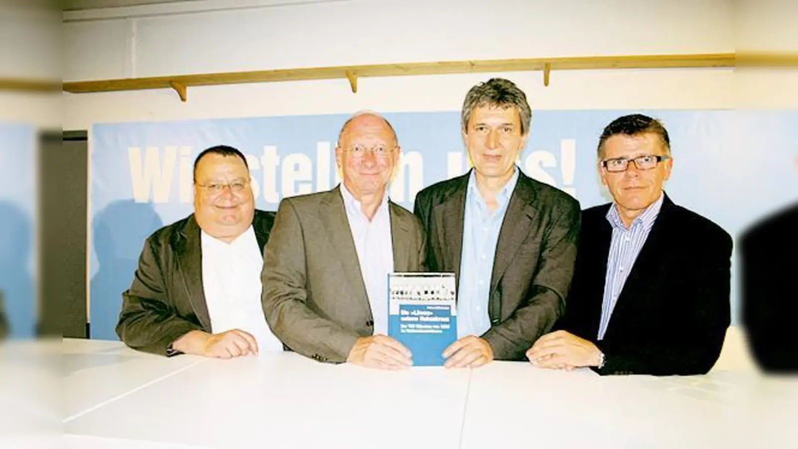 Stolz auf das Werk: (v. l.): Herbert Schröger, Franz Maget, Anton Löffelmeier sowie Löwen-Geschäftsführer Manfred Stoffers.  (Foto: Hettich)