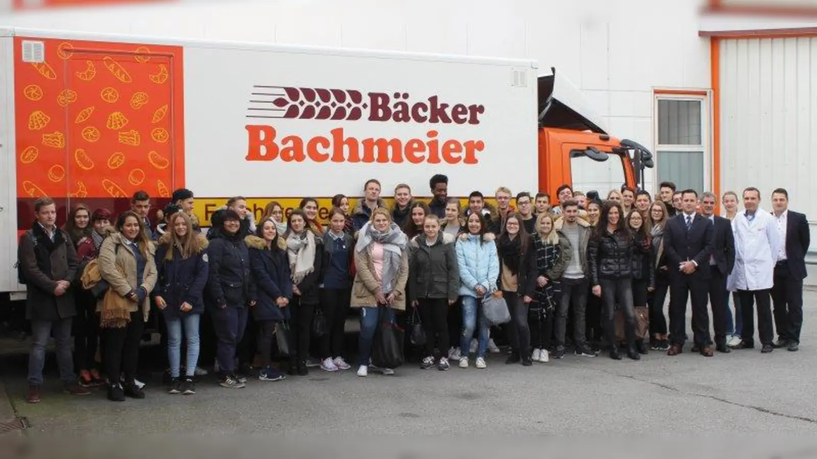 Wissensvermittlung direkt beim Lieferanten: 46 Azubis der ALDI SÜD Regionalgesellschaft Geisenfeld durften die Produktionsstätte der Bäckerei Bachmeier besuchen. (Foto: ALDI SÜD)